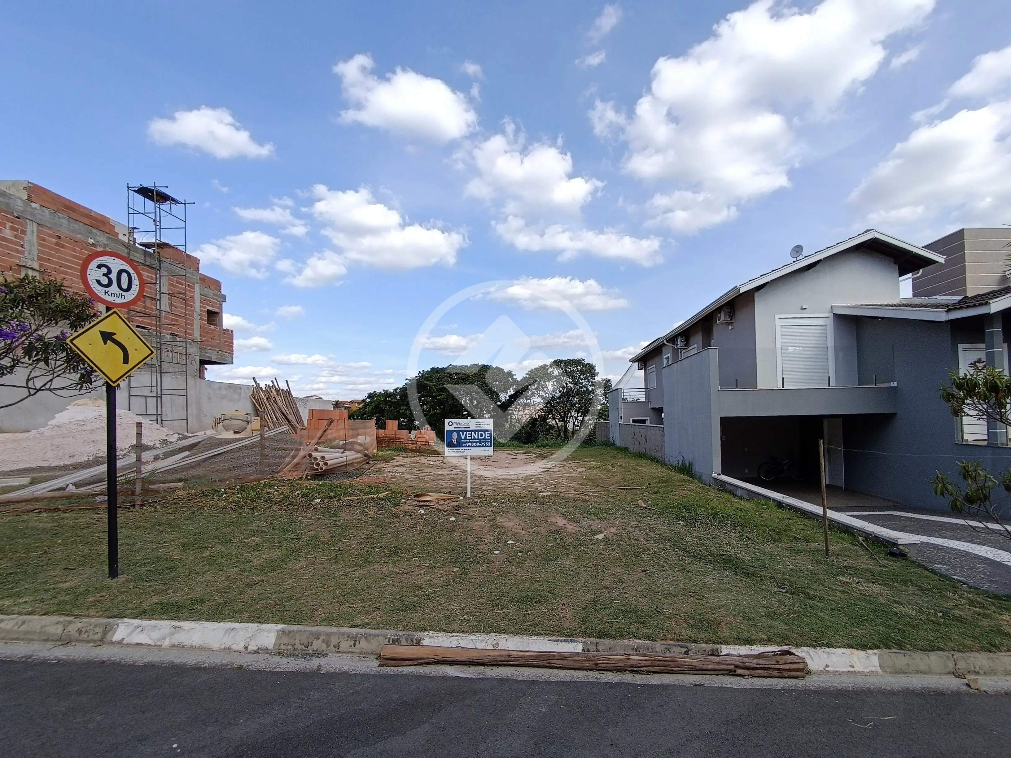 Terreno com 389 m2 com 10 metros de frente pronto para construir no Condominio Bosque dos Cambaras na divisa de Vinhedo/Valinhos