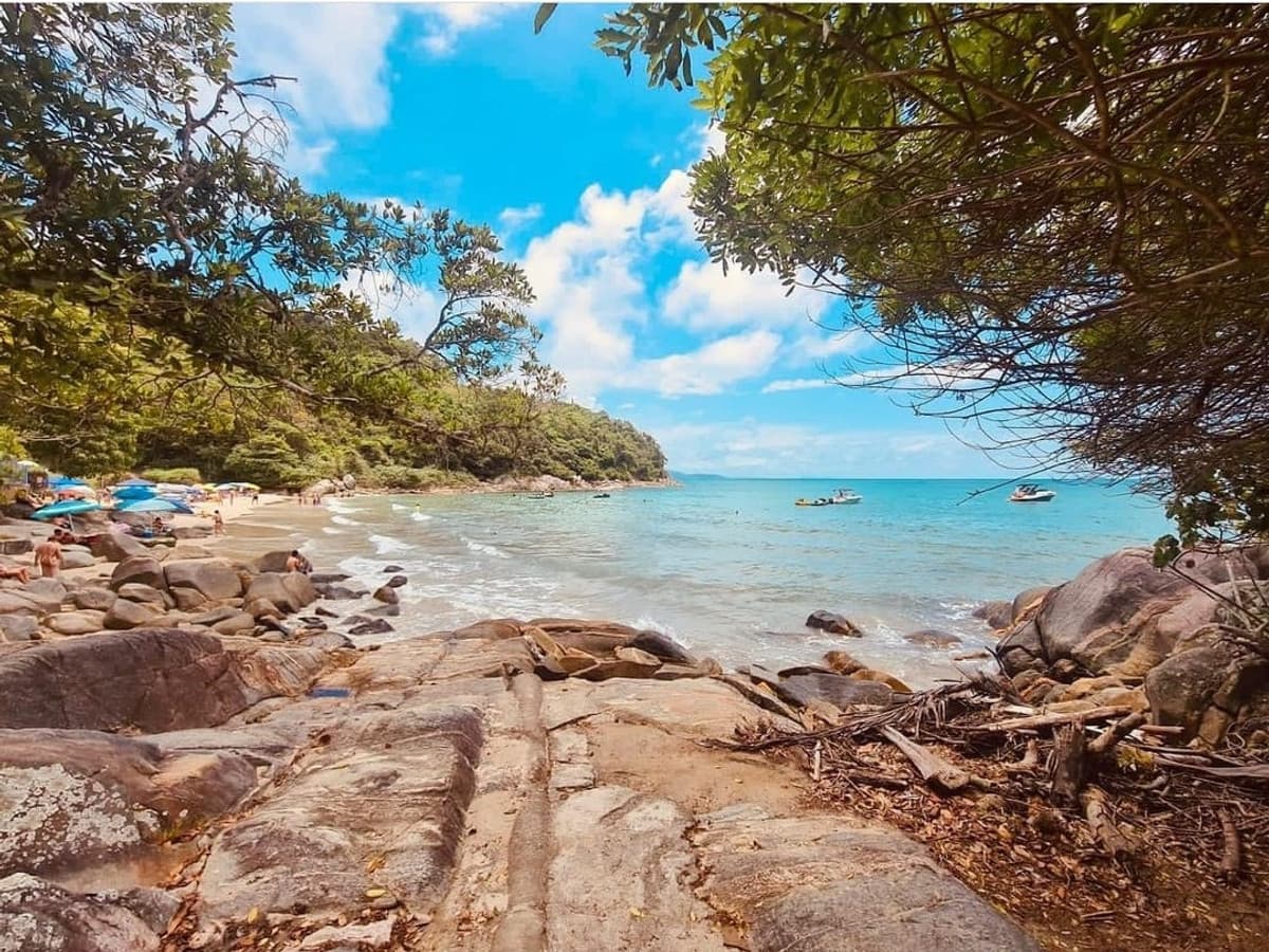 Praia do Araçá em Porto Belo com mar calmo e costões