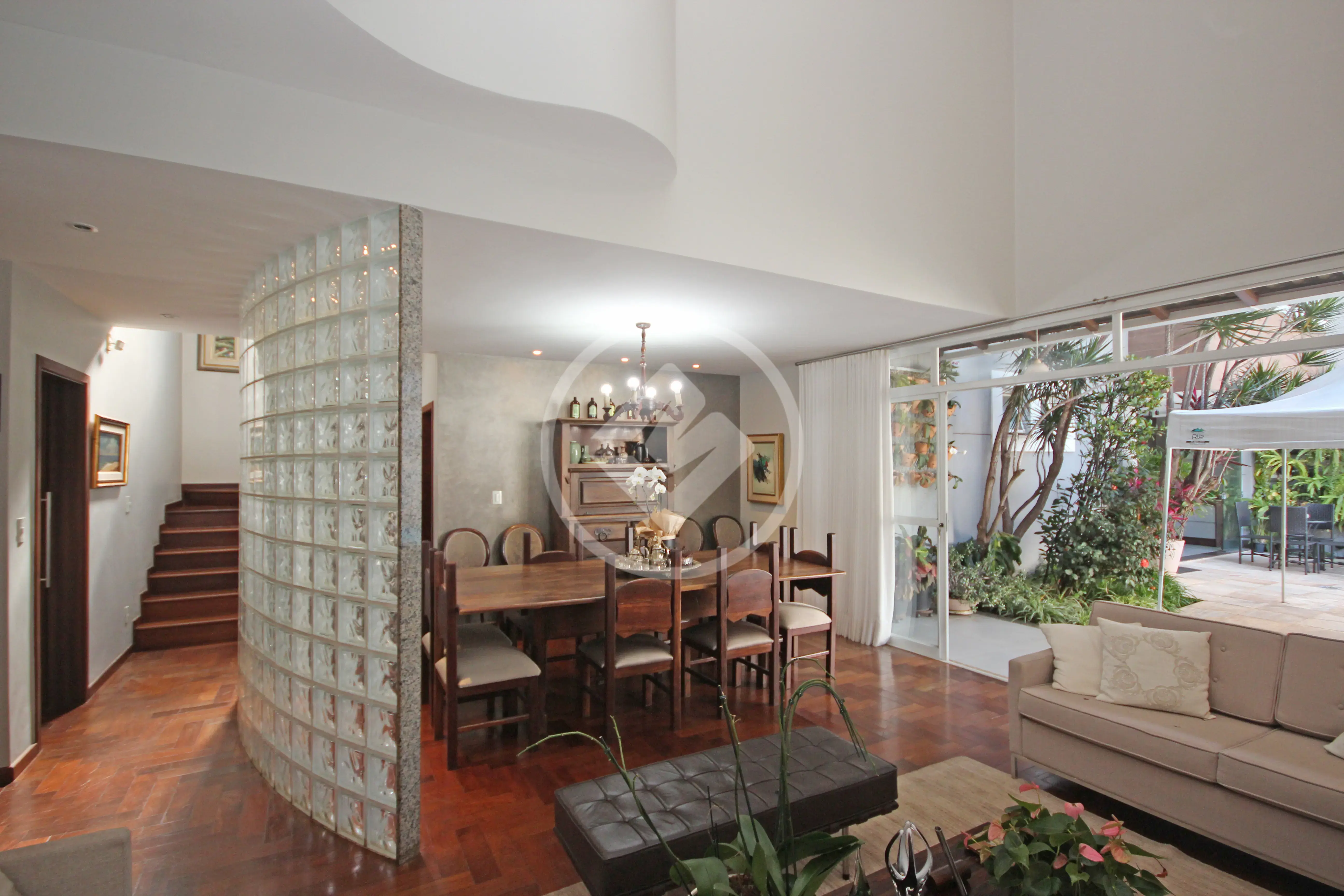 Casa com 3 quartos à venda no bairro Santa Lúcia — Santa Lúcia, Belo Horizonte